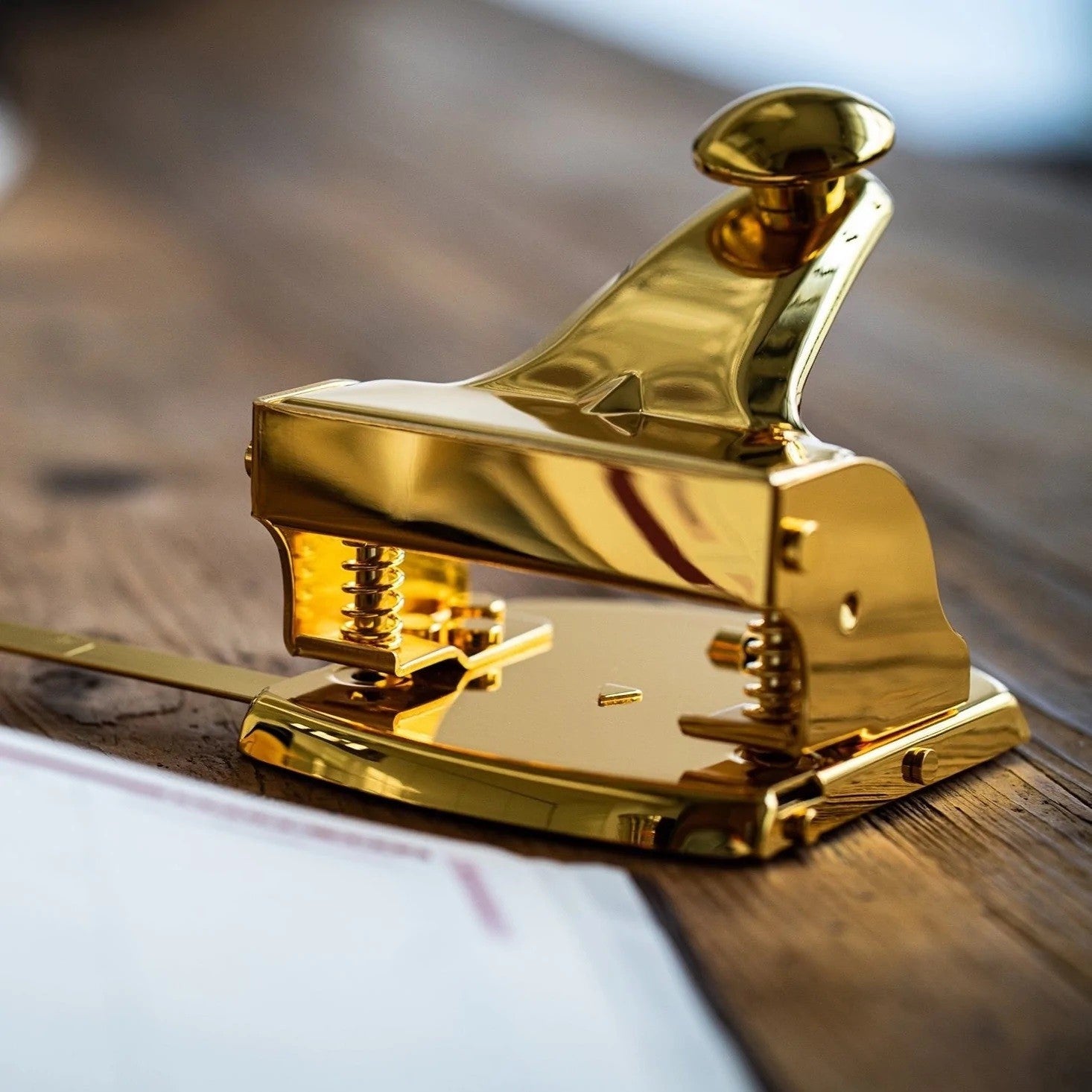 Metalowy dziurkacz Kornet & Hahn - Złoty