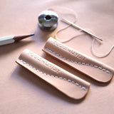 Skórzana zatyczka na ołówek Tools to Liveby | Naturalna