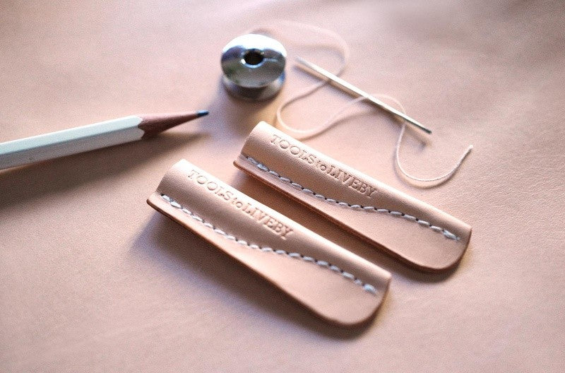 Skórzana zatyczka na ołówek Tools to Liveby | Naturalna