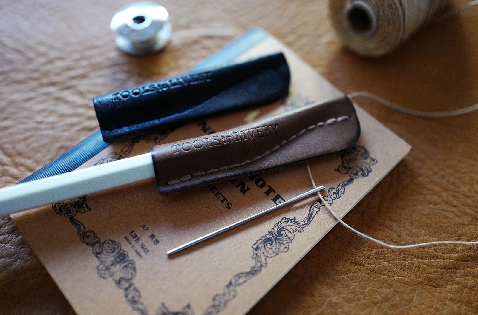 Skórzana zatyczka na ołówek Tools to Liveby | Czarna i brązowa