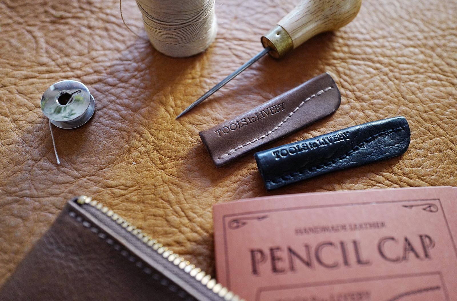 Skórzana zatyczka na ołówek Tools to Liveby | Czarna i brązowa