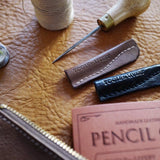 Skórzana zatyczka na ołówek Tools to Liveby | Czarna i brązowa