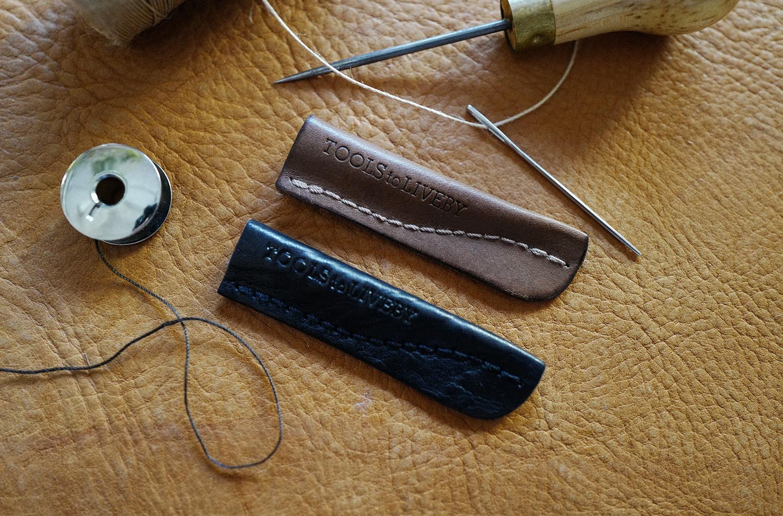 Skórzana zatyczka na ołówek Tools to Liveby | Czarna i brązowa