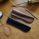 Skórzana zatyczka na ołówek Tools to Liveby | Czarna i brązowa