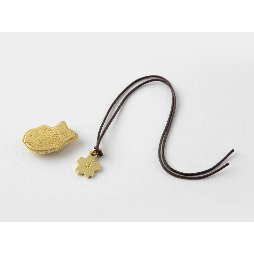 Zestaw zawieszek Traveler's Notebook Brass Charm Edycja Limitowana | Tokyo 2024