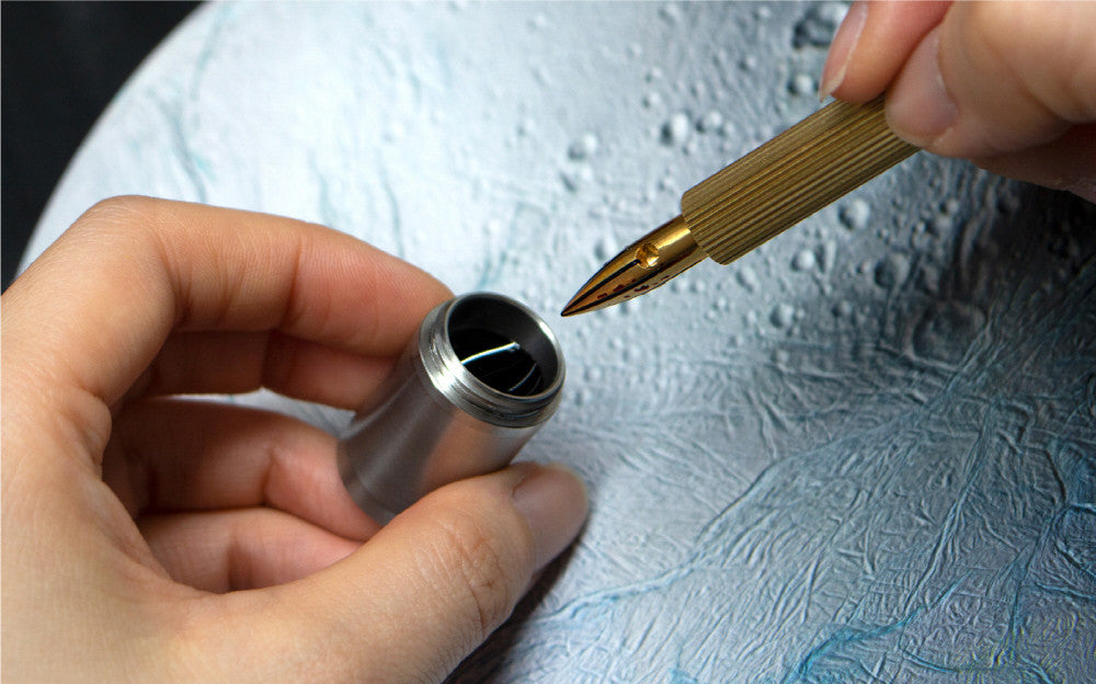 Podstawka do pióra z pojemnikiem na atrament Colorverse Ink