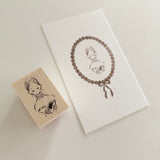 Pieczątka | Czytająca dziewczynka