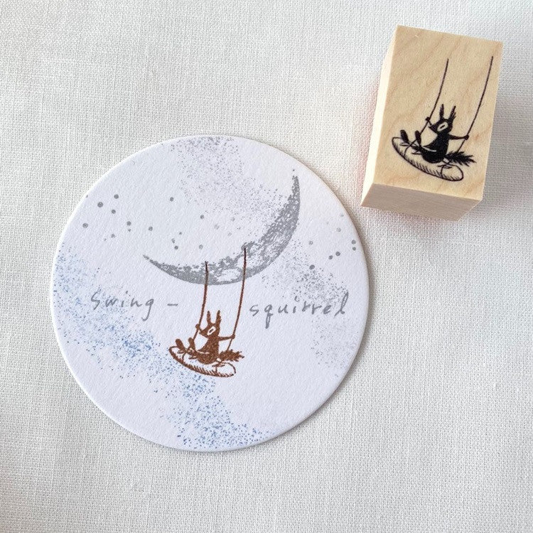 Pieczątka | Wiewiórka na huśtawce