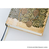 Kalendarz dzienny 2027 Hobonichi Hon A6 | V&A Series: Vine | Edycja angielska